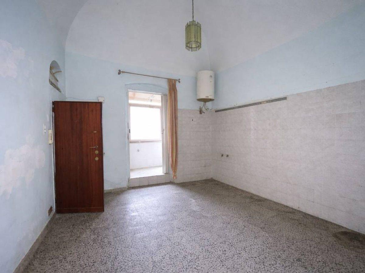 Leeres Apartment mit Gewölbedecke vor dem Virtual Staging